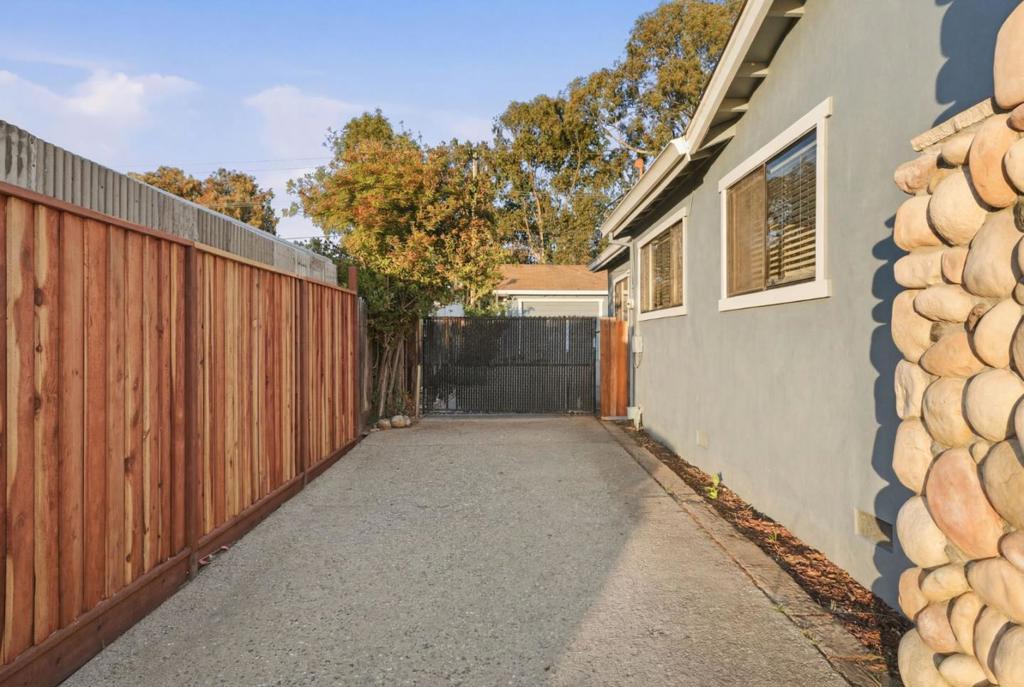1301 Highland Drive Property Photo 2