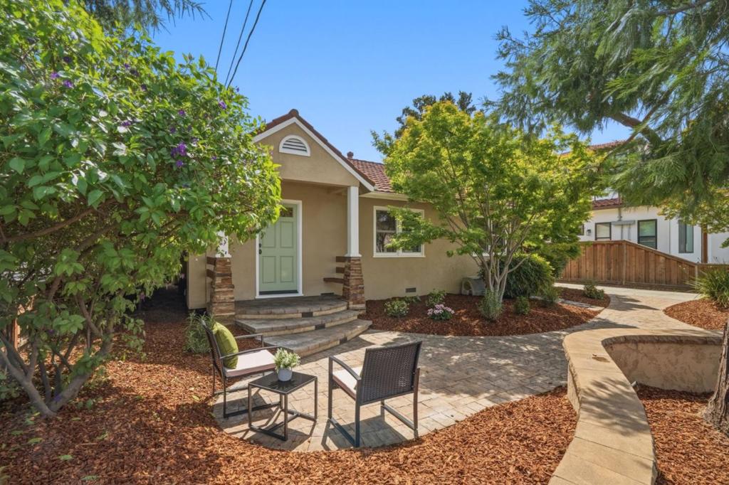 385 Carmelita Drive Property Photo 3