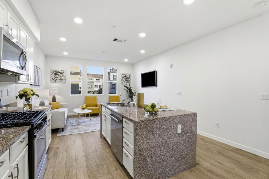 876 Garden Street Property Photo 8
