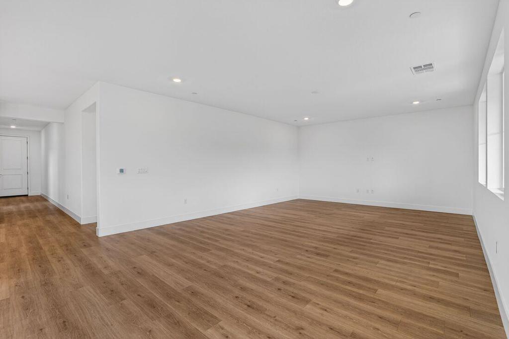 197 Golden Gate Lane Property Photo 3