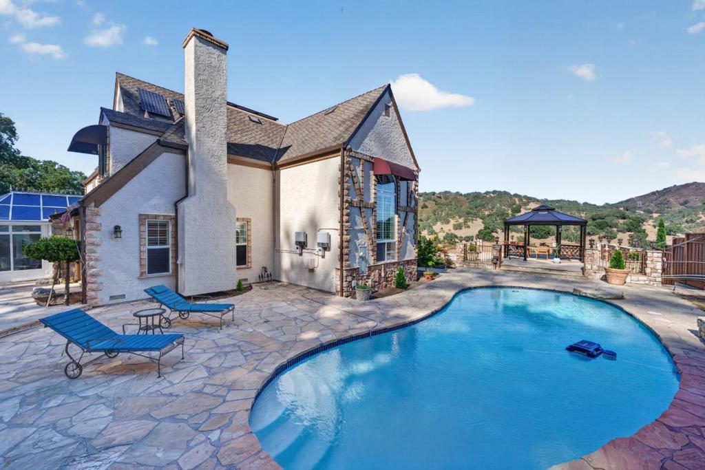 17005 Uvas Road Property Photo 14