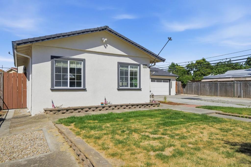 693 Bedivere Drive Property Photo 3