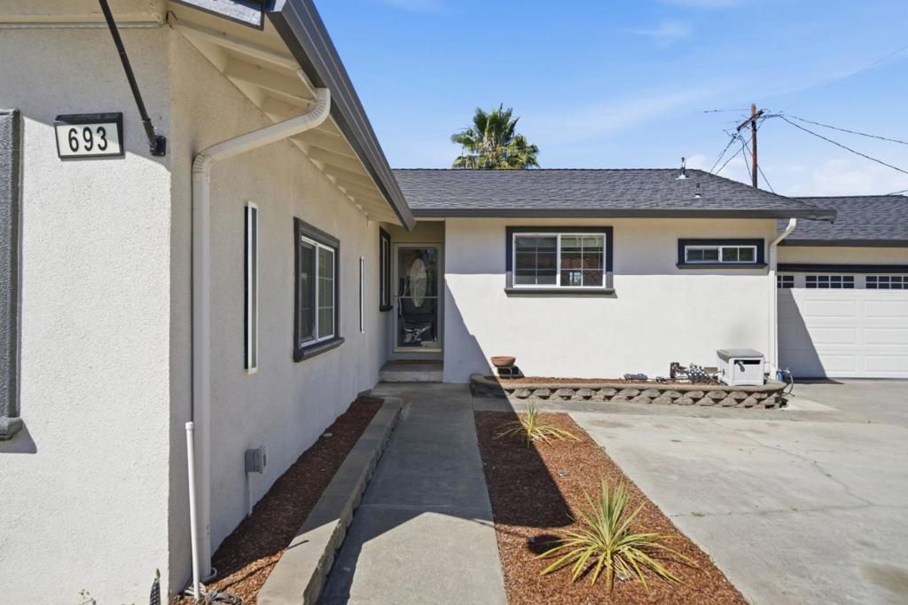 693 Bedivere Drive Property Photo 6