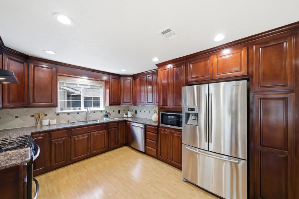 693 Bedivere Drive Property Photo 11