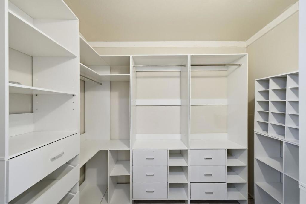 693 Bedivere Drive Property Photo 18