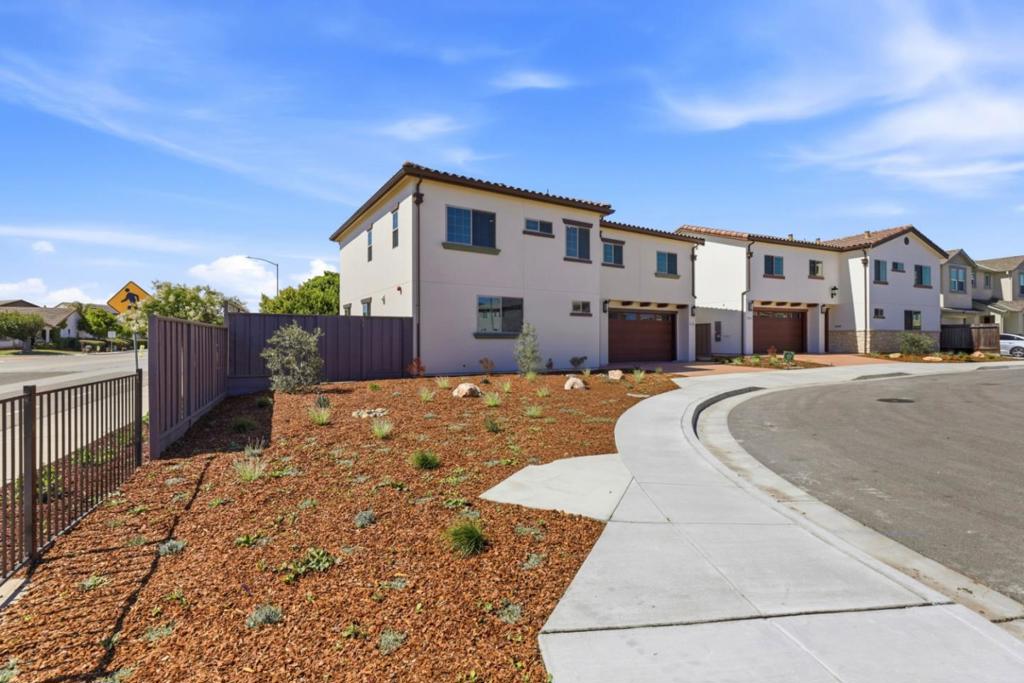 1001 Amore Street Property Photo 4