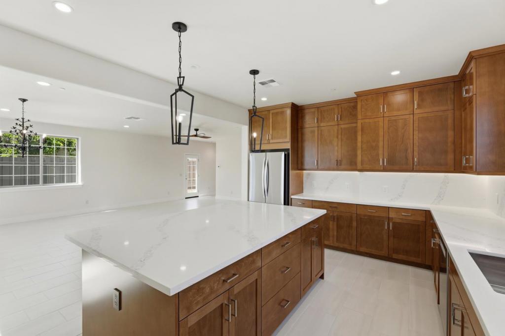 1001 Amore Street Property Photo 14
