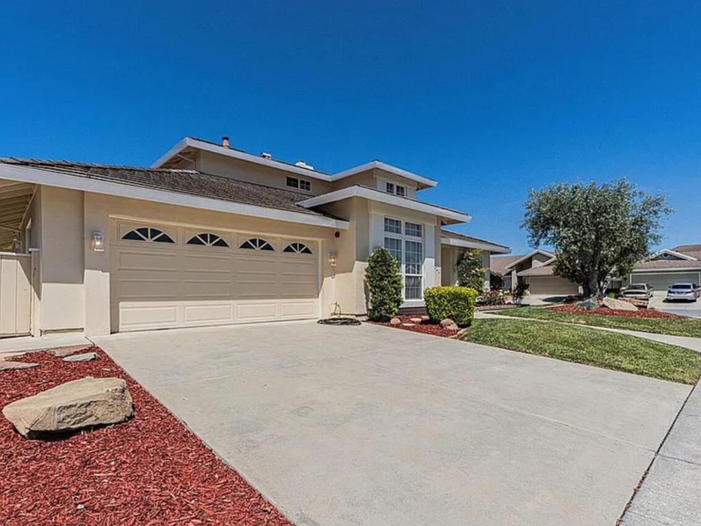 1520 Cambridge Court Property Photo 1