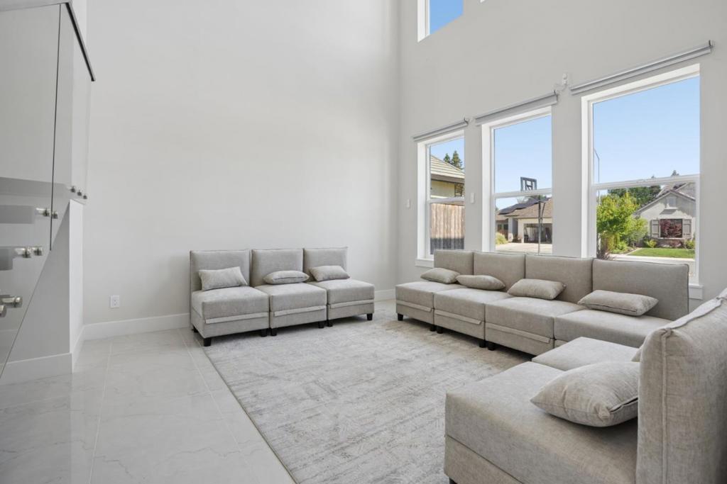2362 Interlaken Court Property Photo 3
