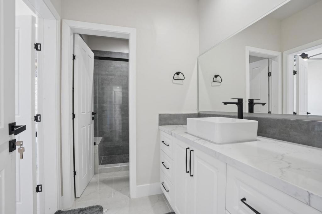 2362 Interlaken Court Property Photo 18