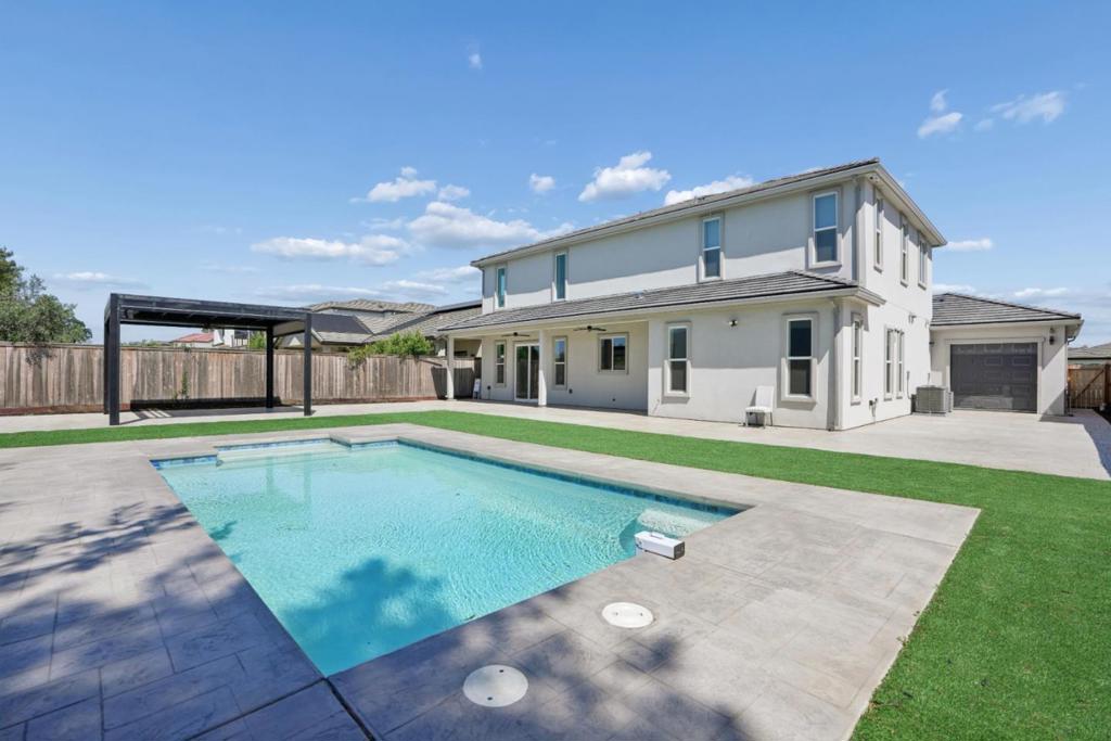 2362 Interlaken Court Property Photo 23