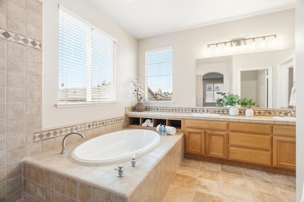 7543 Turnberry Way Property Photo 16