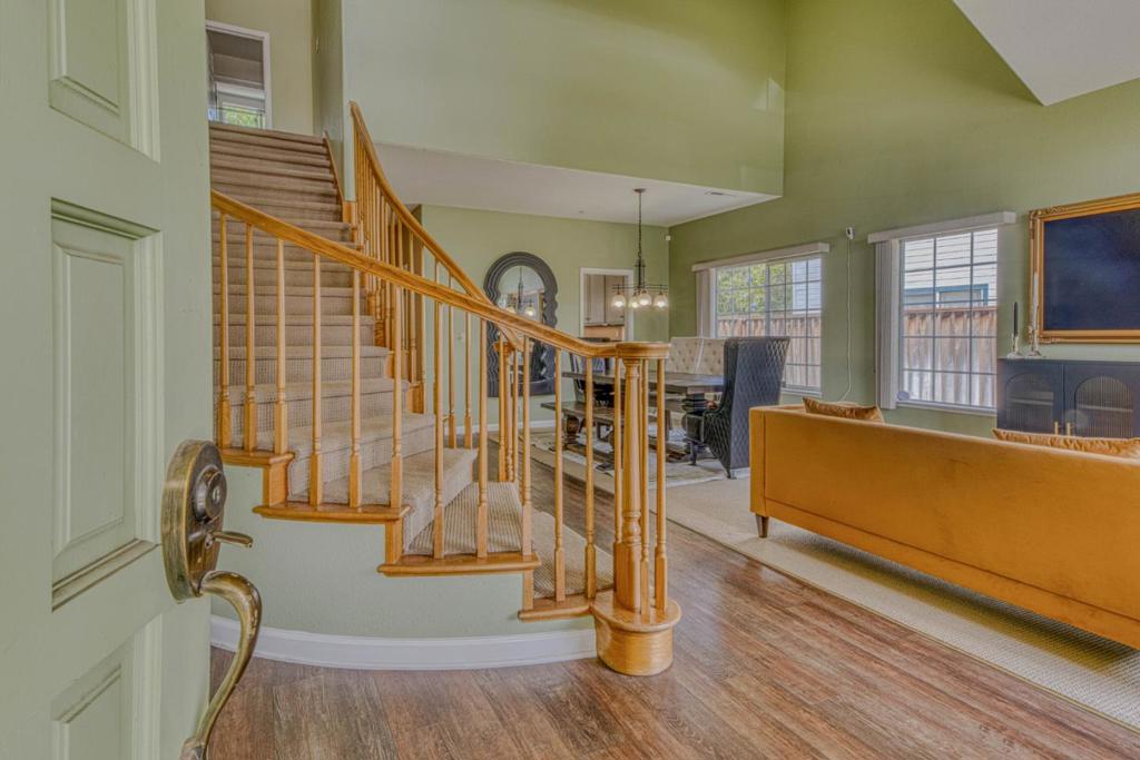 1185 Rockhaven Court Property Photo 4