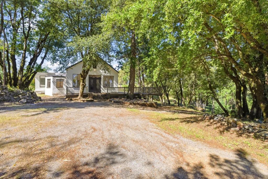 15880 Soda Springs Road Property Photo 3