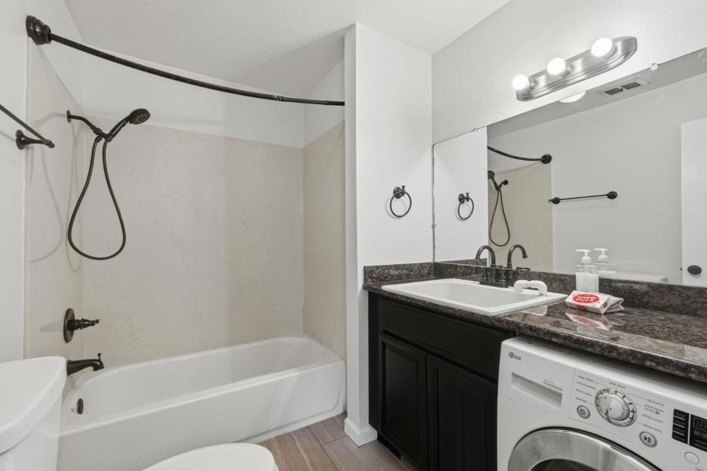 1214 Admiralty Lane Property Photo 25