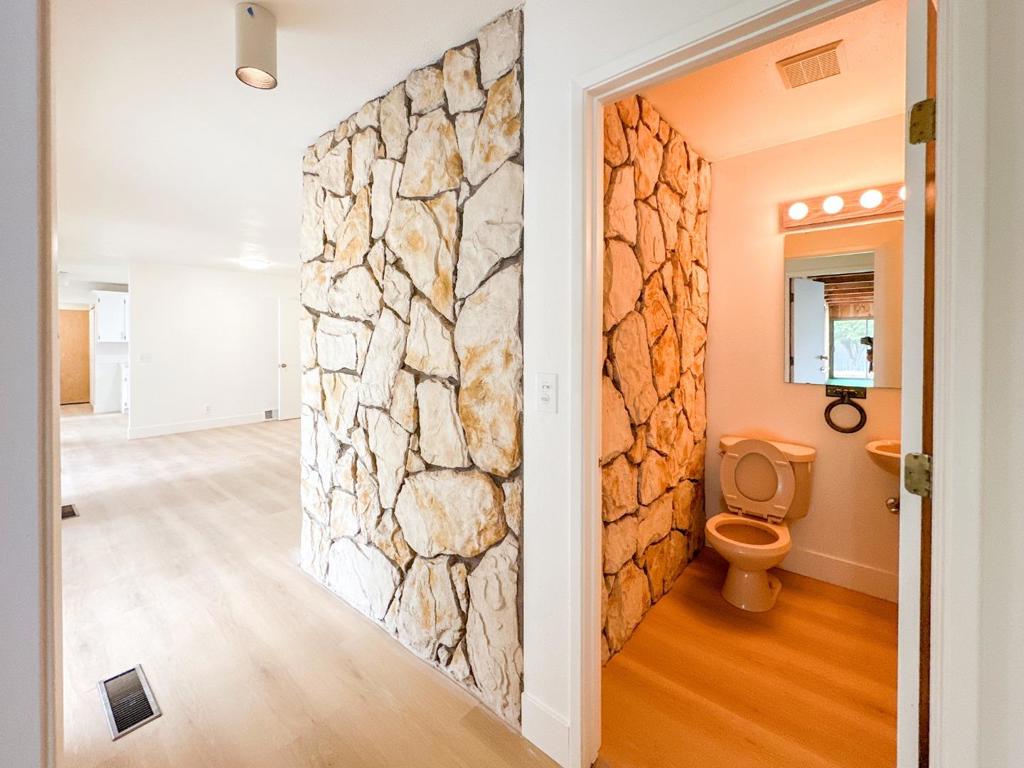 20521 Upper Hillview Drive Property Photo 16