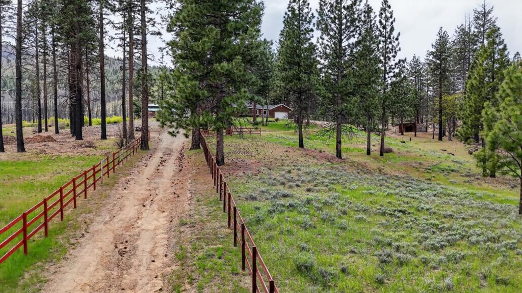 469600 Amesbury Drive Property Photo 4