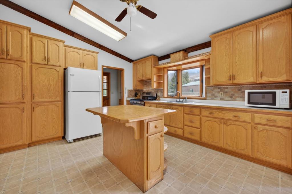 469600 Amesbury Drive Property Photo 14