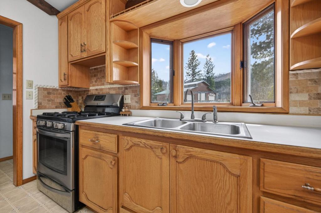 469600 Amesbury Drive Property Photo 15