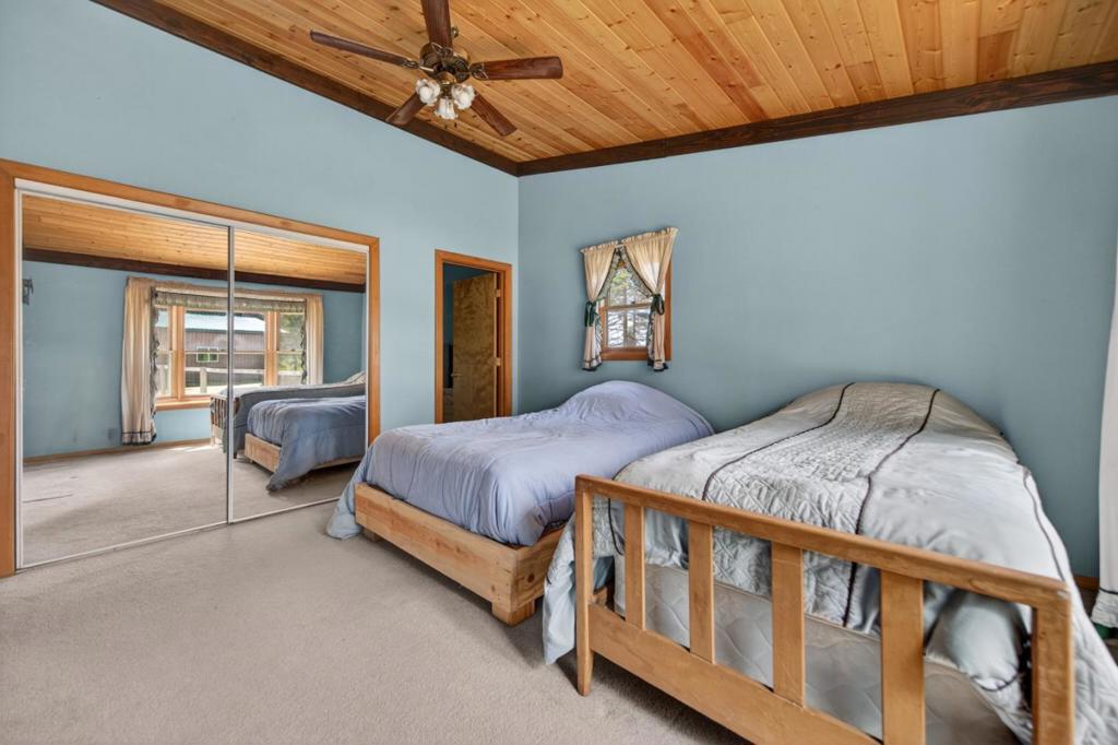 469600 Amesbury Drive Property Photo 16