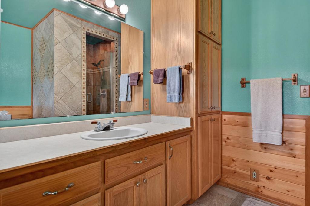 469600 Amesbury Drive Property Photo 18