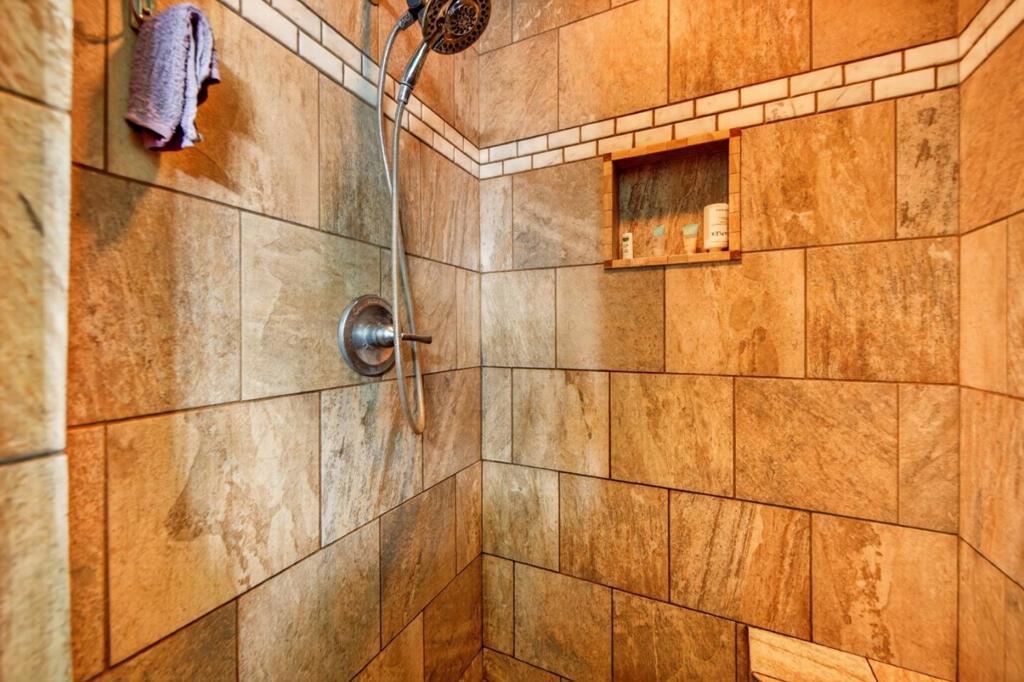 469600 Amesbury Drive Property Photo 19
