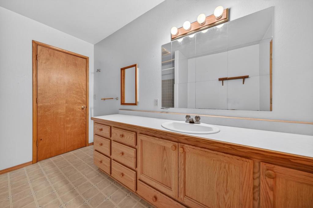 469600 Amesbury Drive Property Photo 21