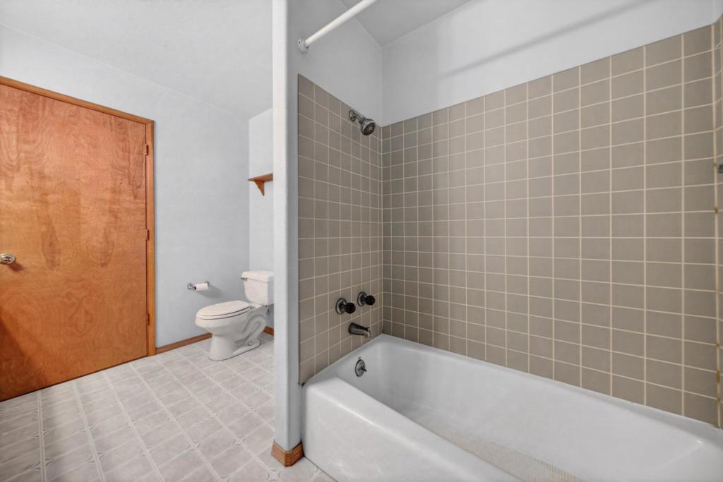 469600 Amesbury Drive Property Photo 22