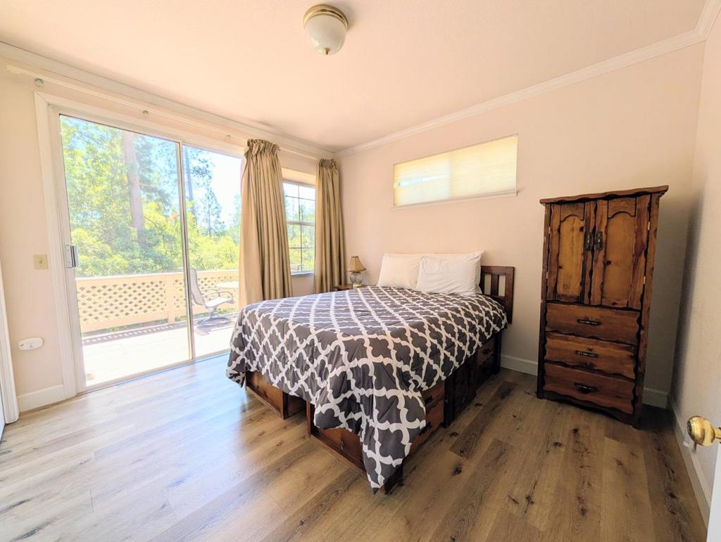 12021 Valenta Way Property Photo 5