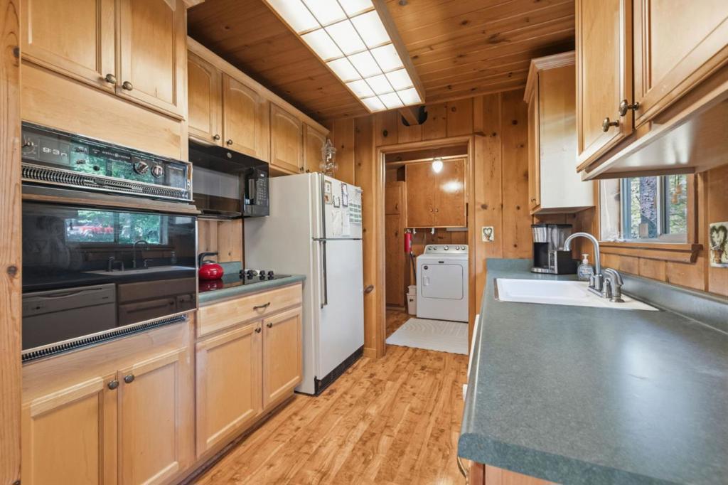 24748 Quartz Avenue Property Photo 7