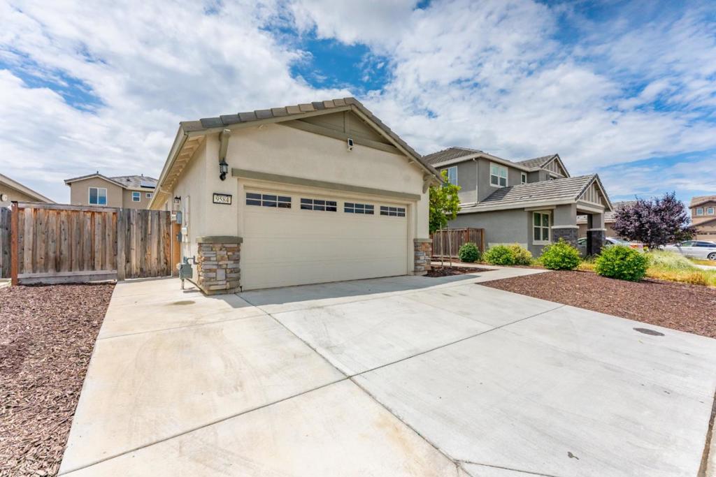 9584 Del Seis Drive Property Photo 4
