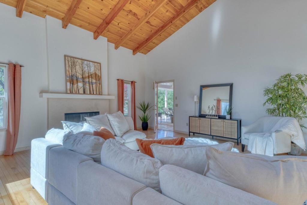 328 San Benancio Road Property Photo 13