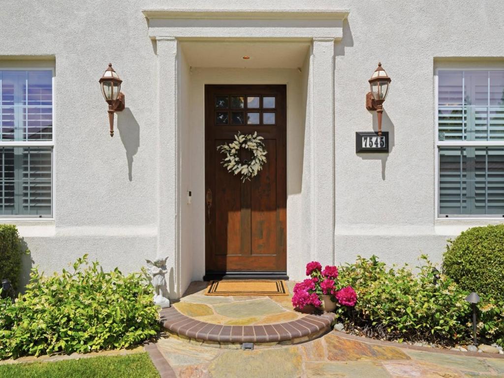7545 Pinehurst Place Property Photo 2