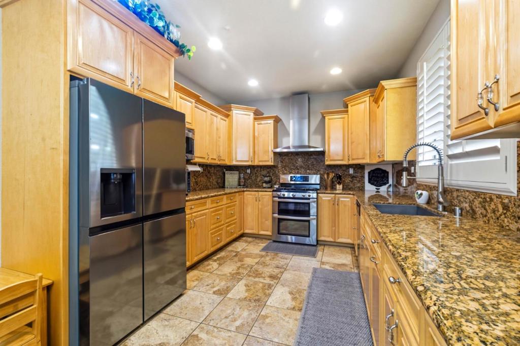 1906 Whitman Street Property Photo 4