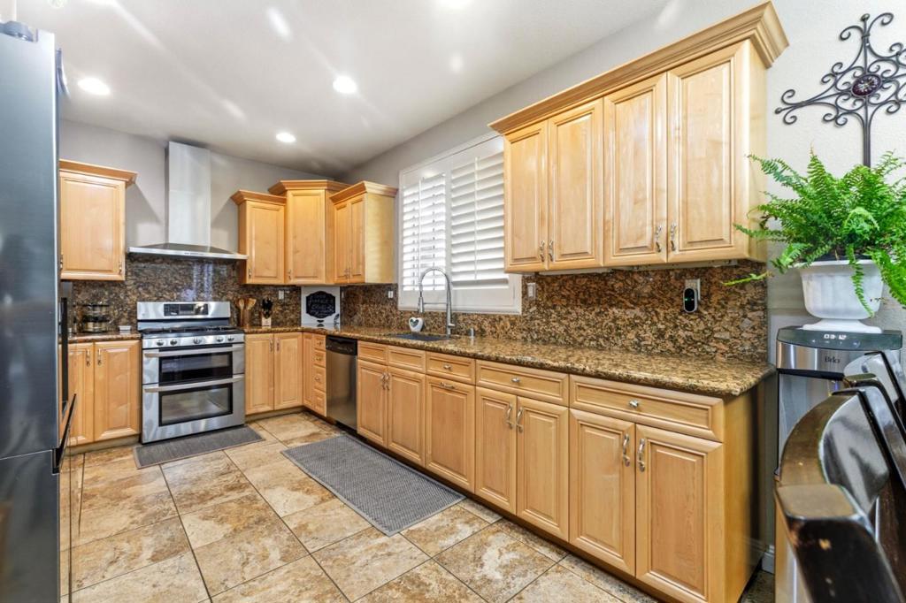 1906 Whitman Street Property Photo 6
