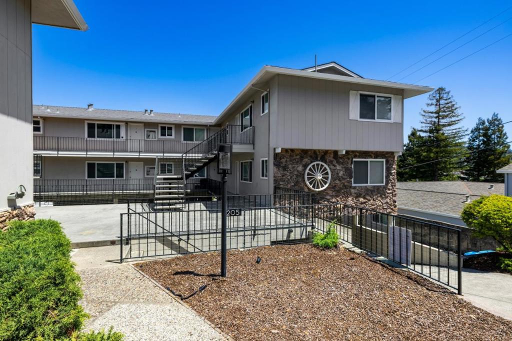 1205 Geraldine Way Property Photo 2