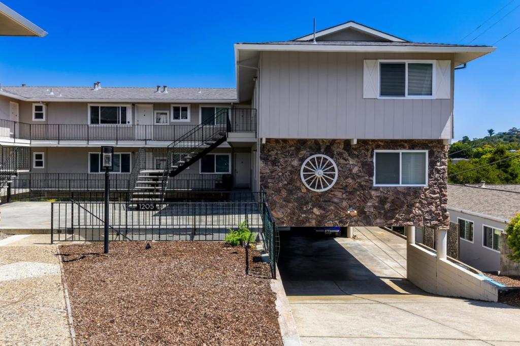 1205 Geraldine Way Property Photo 3