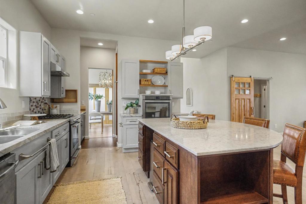 3057 California Avenue Property Photo 1