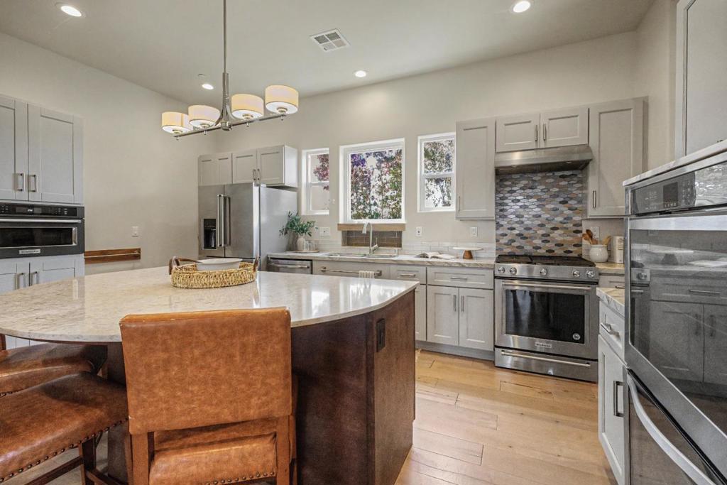 3057 California Avenue Property Photo 11