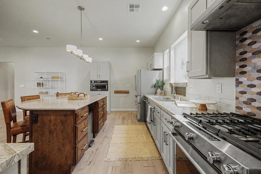 3057 California Avenue Property Photo 13