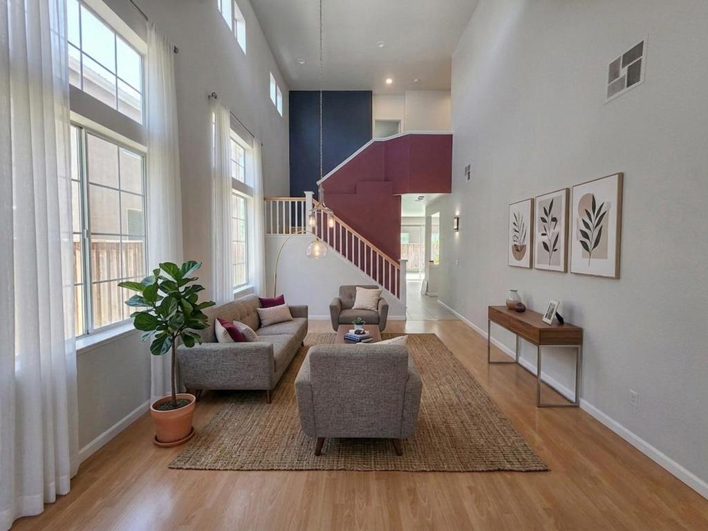 73 Images Circle Property Photo 1