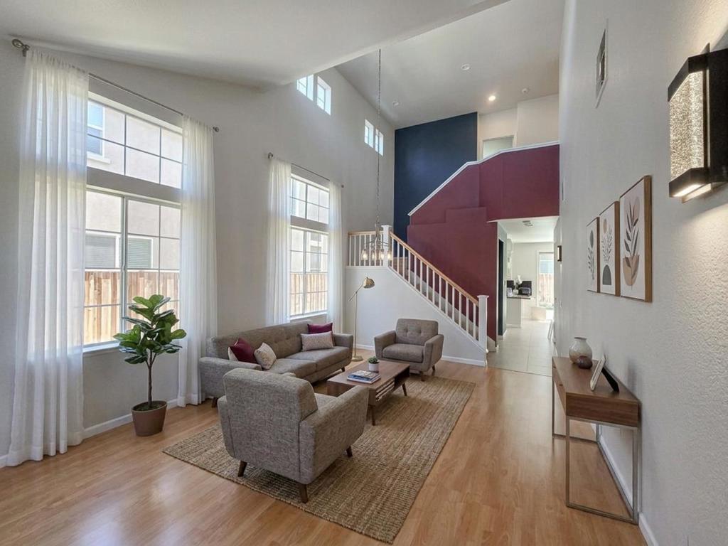 73 Images Circle Property Photo 3