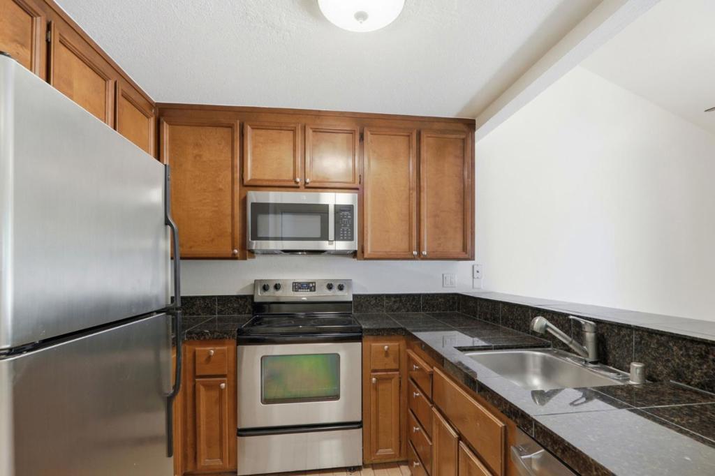 5689 Makati Circle H Property Photo 4