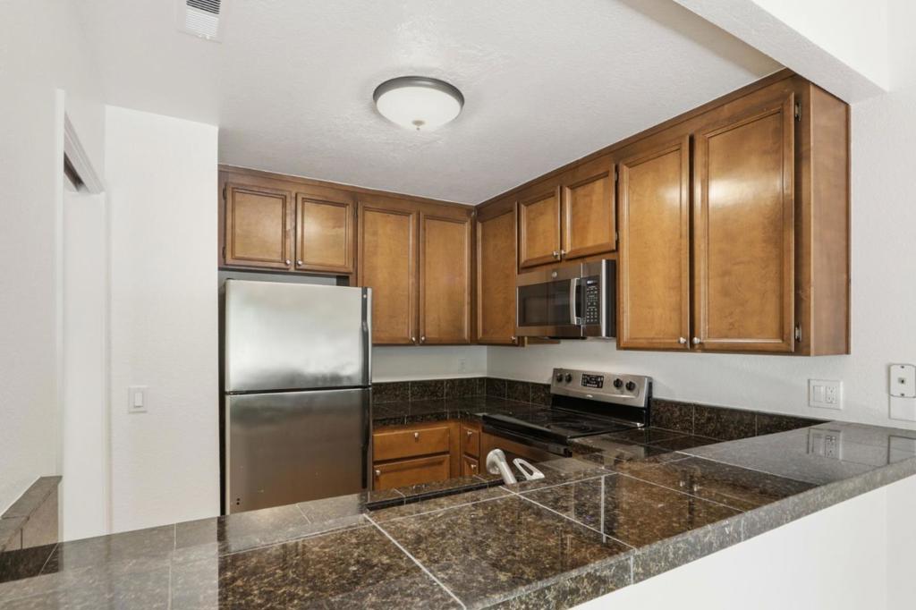 5689 Makati Circle H Property Photo 6