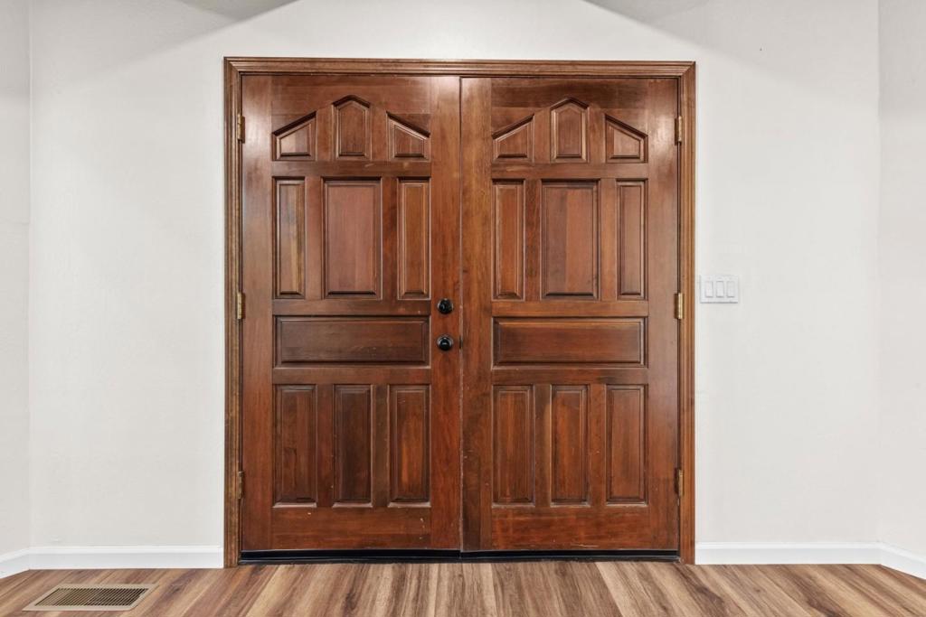 17115 Holiday Drive Property Photo 5