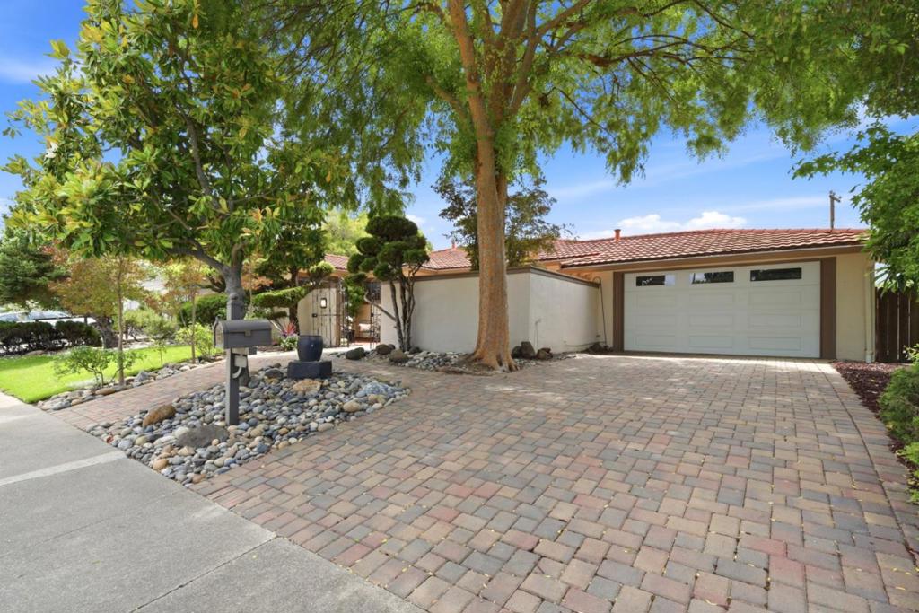 1239 Claiborne Drive Property Photo 4