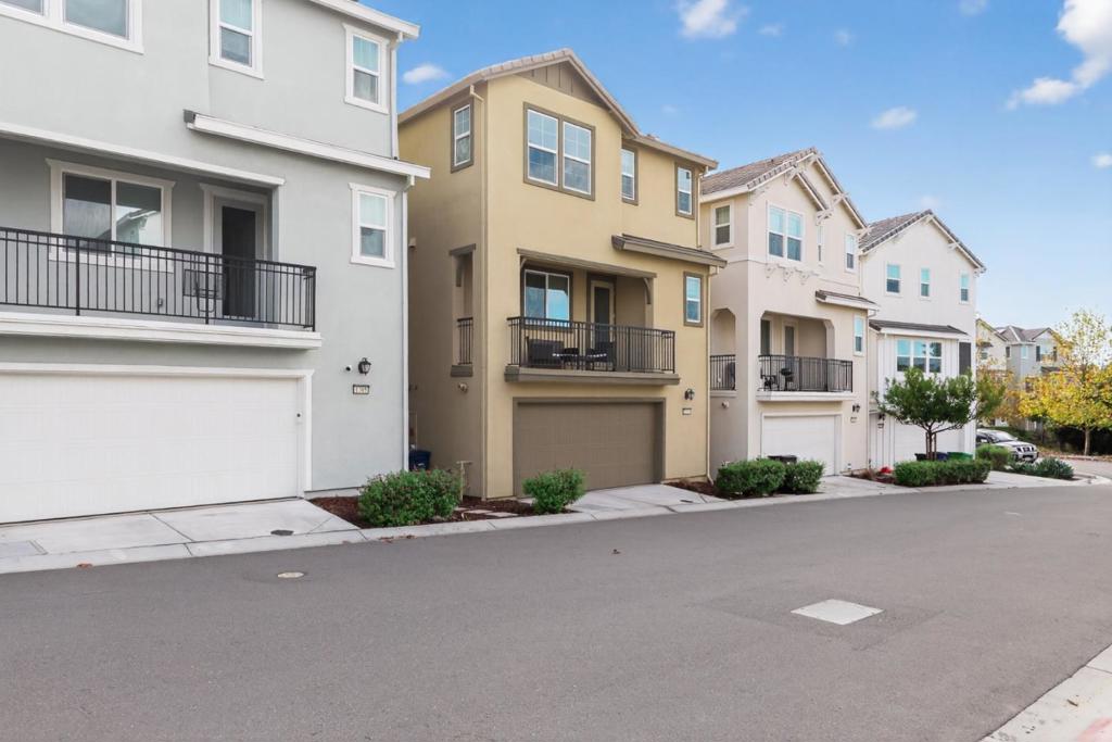 1303 Antonella Place Property Photo 3