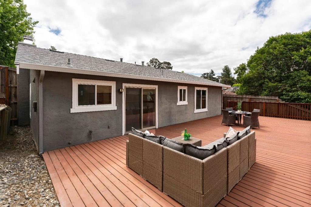 24653 Sylvan Glen Court Property Photo 15