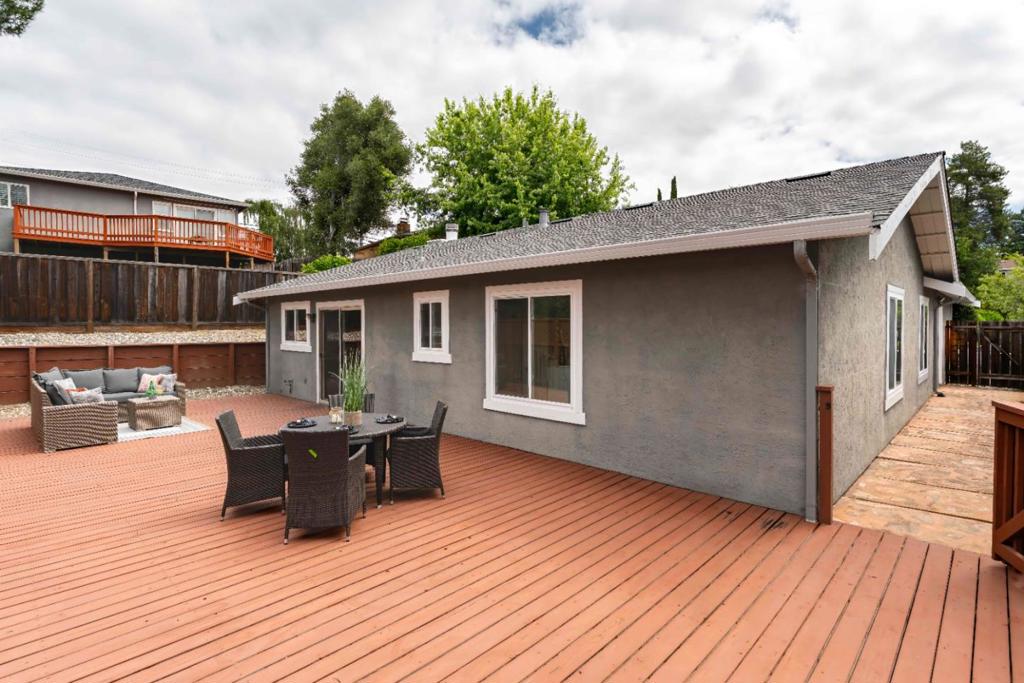 24653 Sylvan Glen Court Property Photo 16