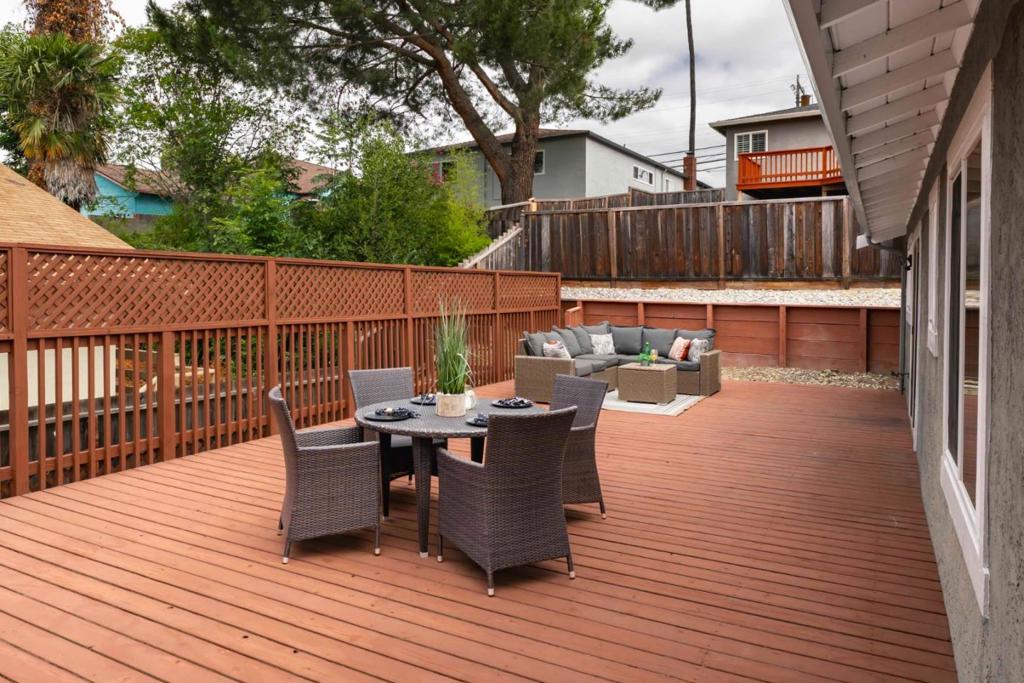 24653 Sylvan Glen Court Property Photo 17